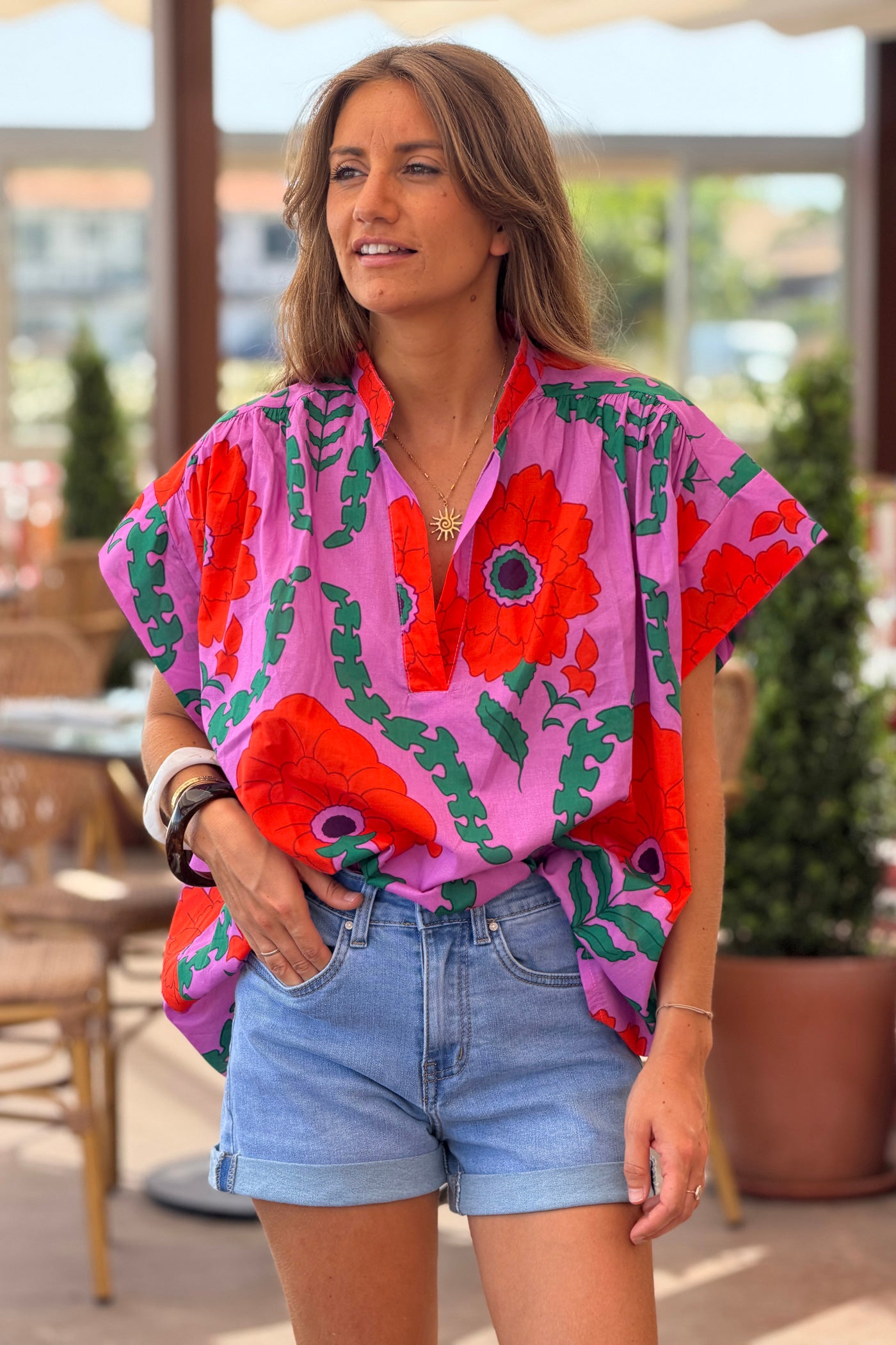 Blouse lilas grosses fleurs corail col v