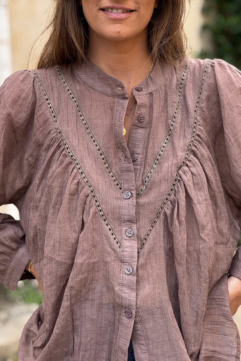 Blouse marron clair en coton a boutons col v broderie ajourée