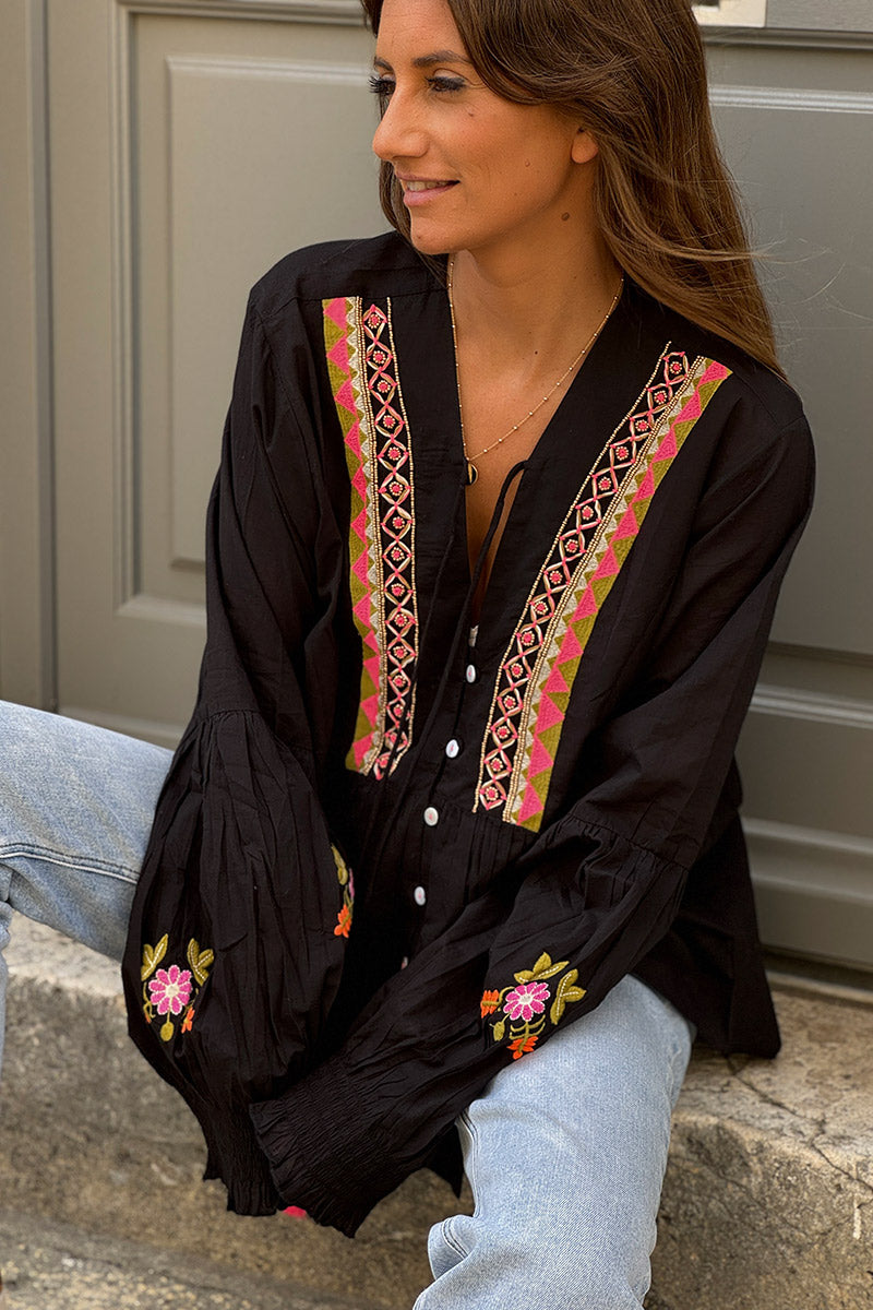 Blouse noir col broderie ethnique colorée fleurs et perles dorées petits boutons