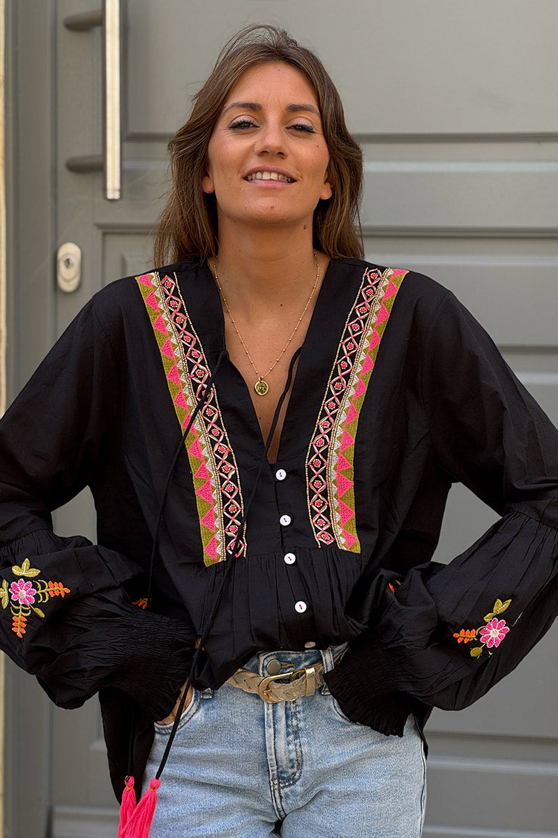Blouse noir col broderie ethnique colorée fleurs et perles dorées petits boutons