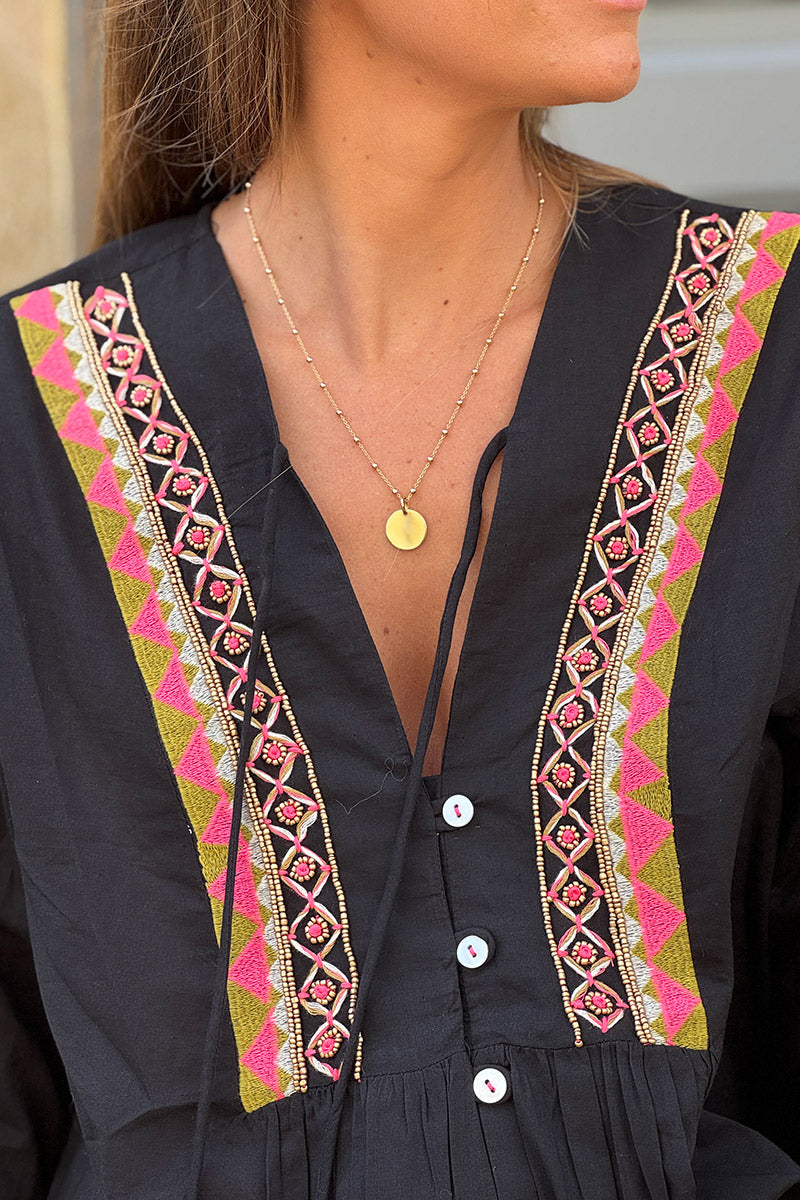 Blouse noir col broderie ethnique colorée fleurs et perles dorées petits boutons