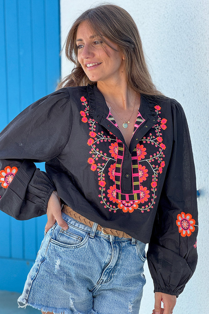 Blouse noire col petits boutons plastron et manches broderie fleurs