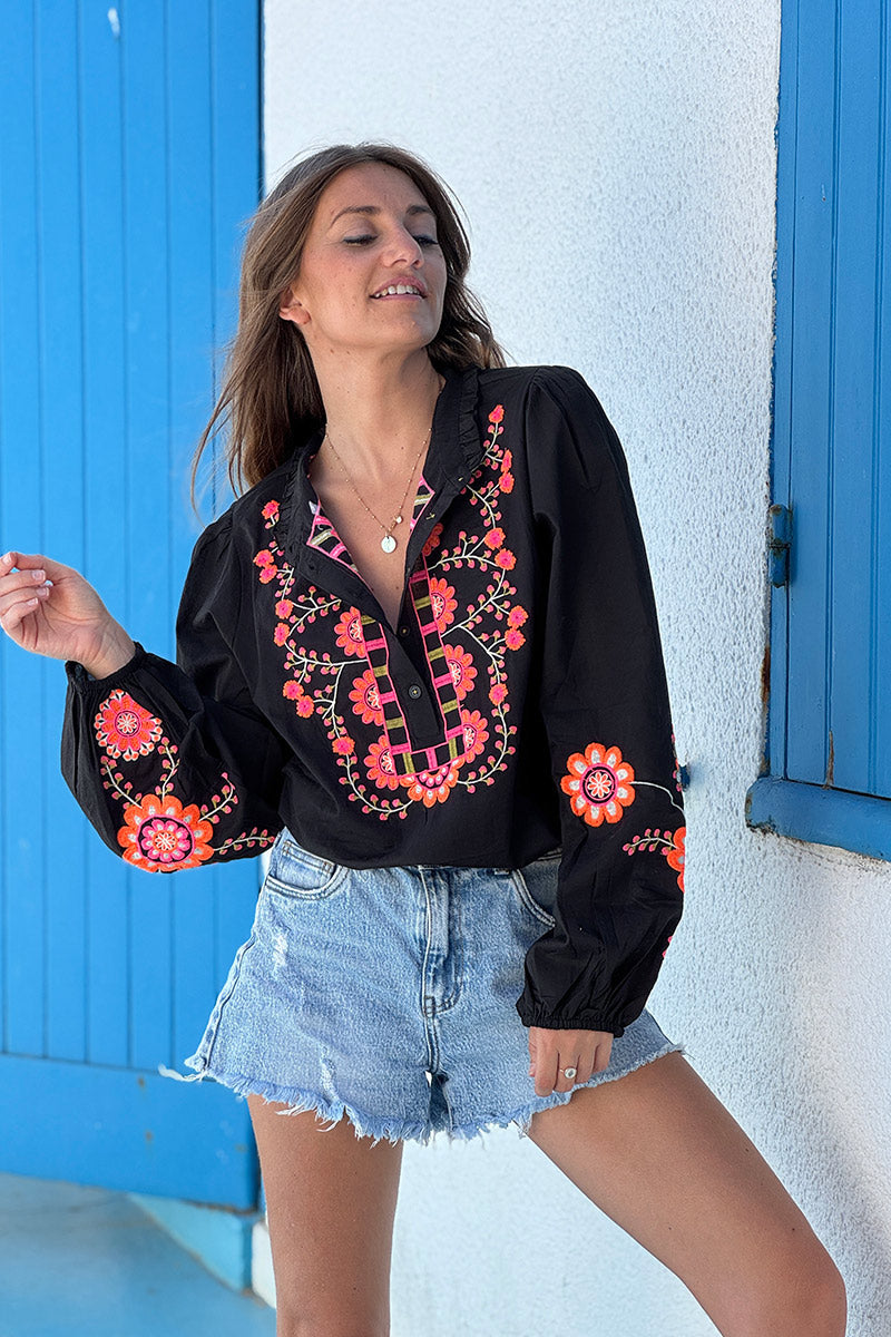 Blouse noire col petits boutons plastron et manches broderie fleurs