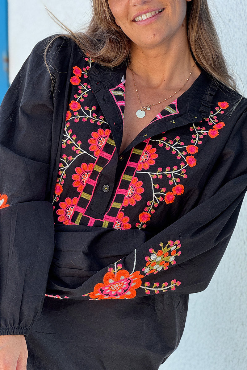 Blouse noire col petits boutons plastron et manches broderie fleurs