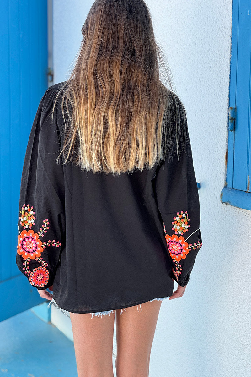 Blouse noire col petits boutons plastron et manches broderie fleurs