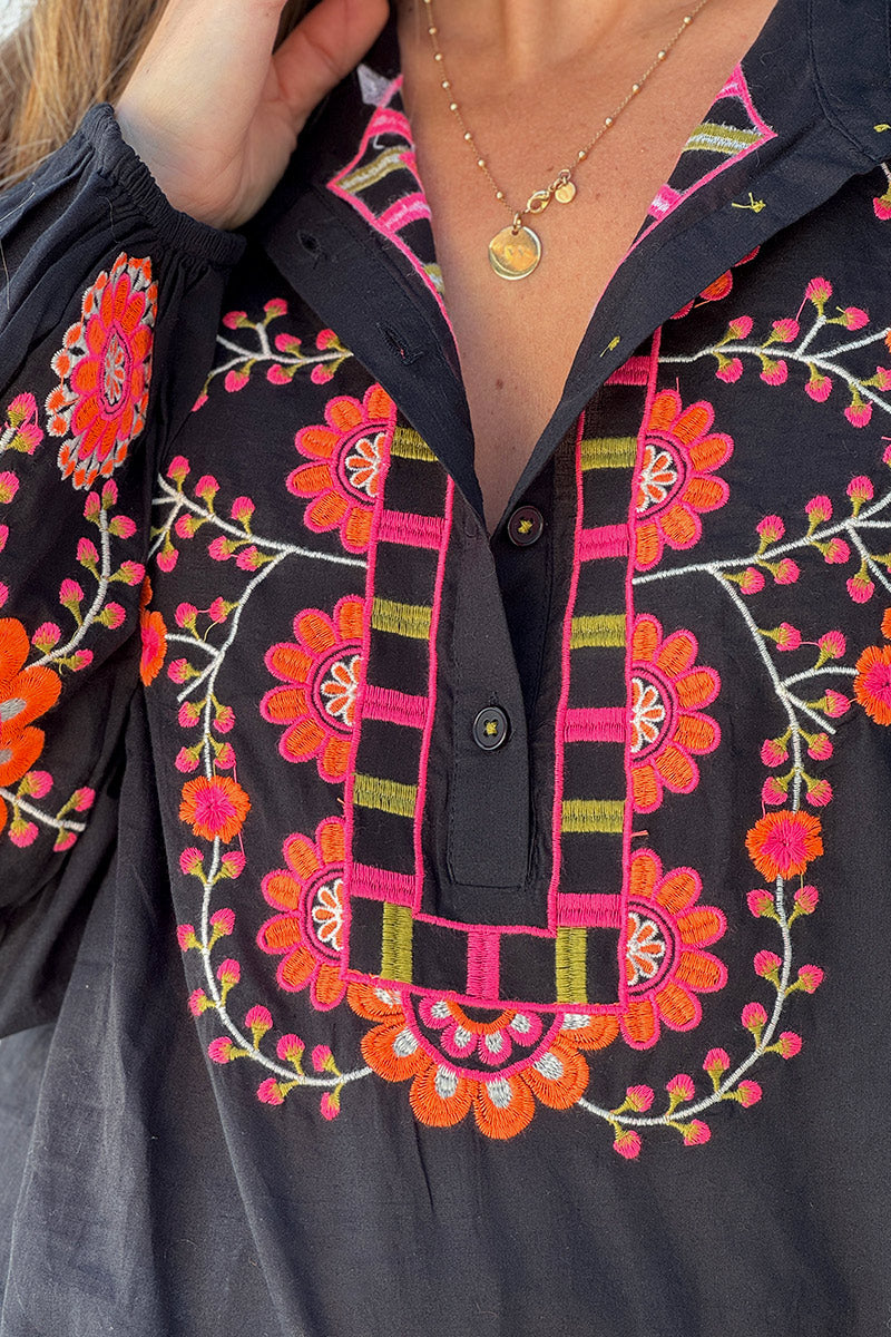 Blouse noire col petits boutons plastron et manches broderie fleurs