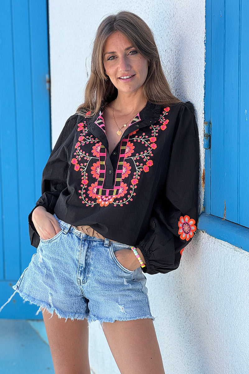 Blouse noire col petits boutons plastron et manches broderie fleurs