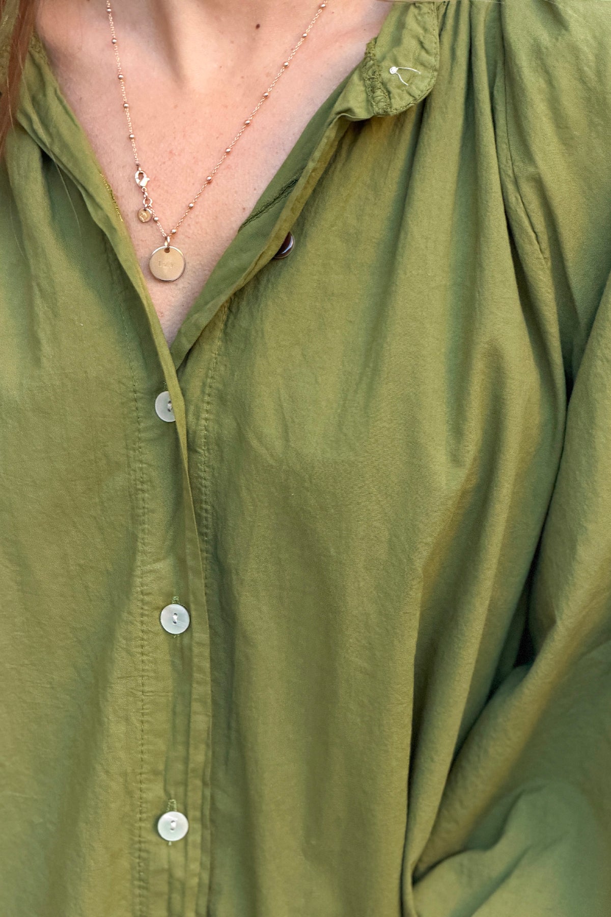 Blouse olive en coton à boutons manches bouffantes
