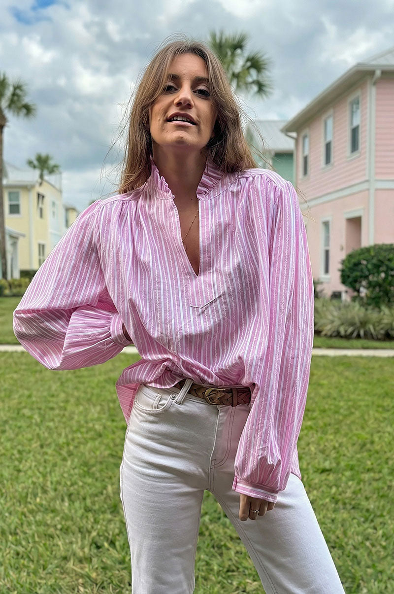 Blouse rose en coton a rayures détails ajourés col avec volants froufrous