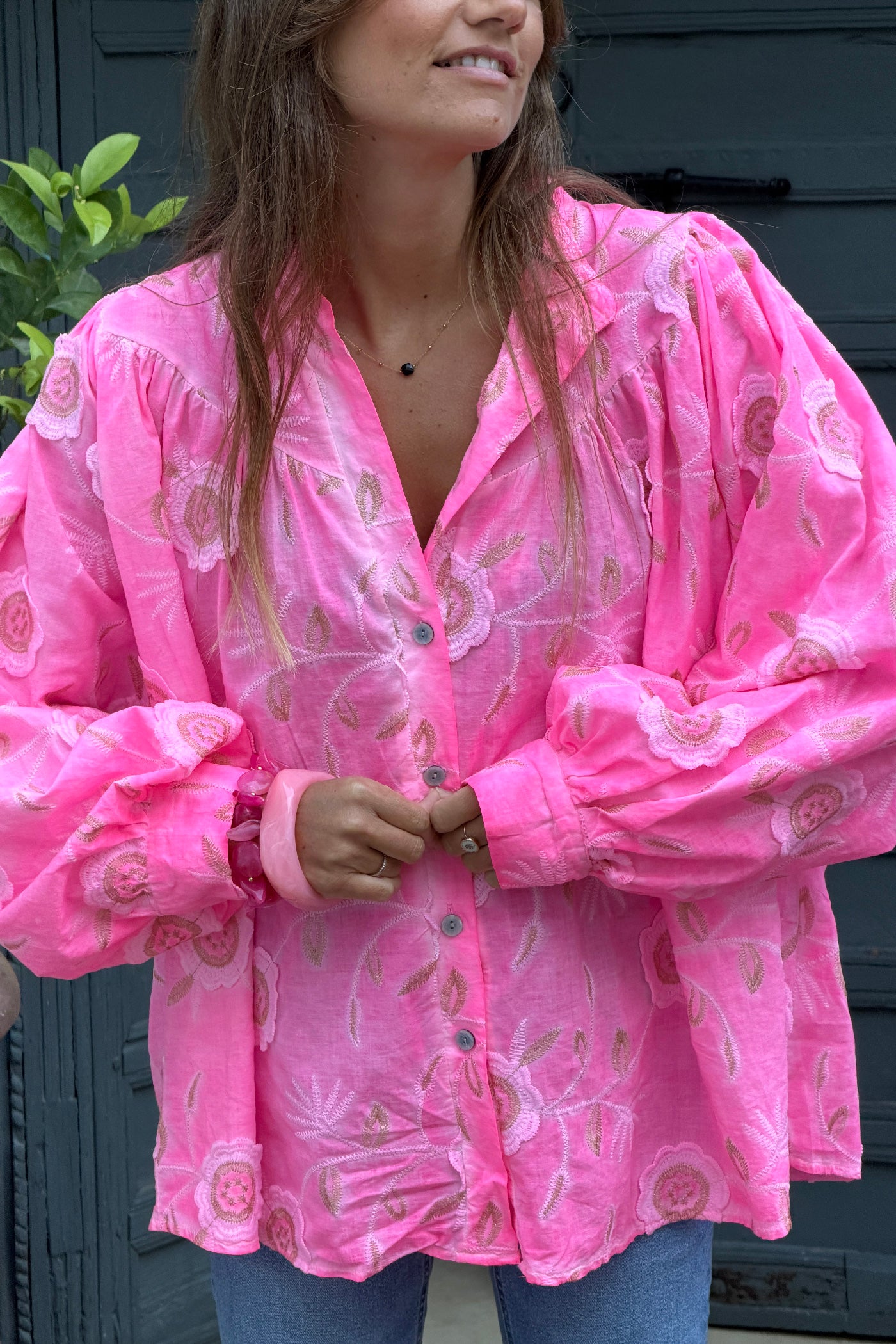 Blouse rose fluo manches chauve souris broderie fleurs détail doré