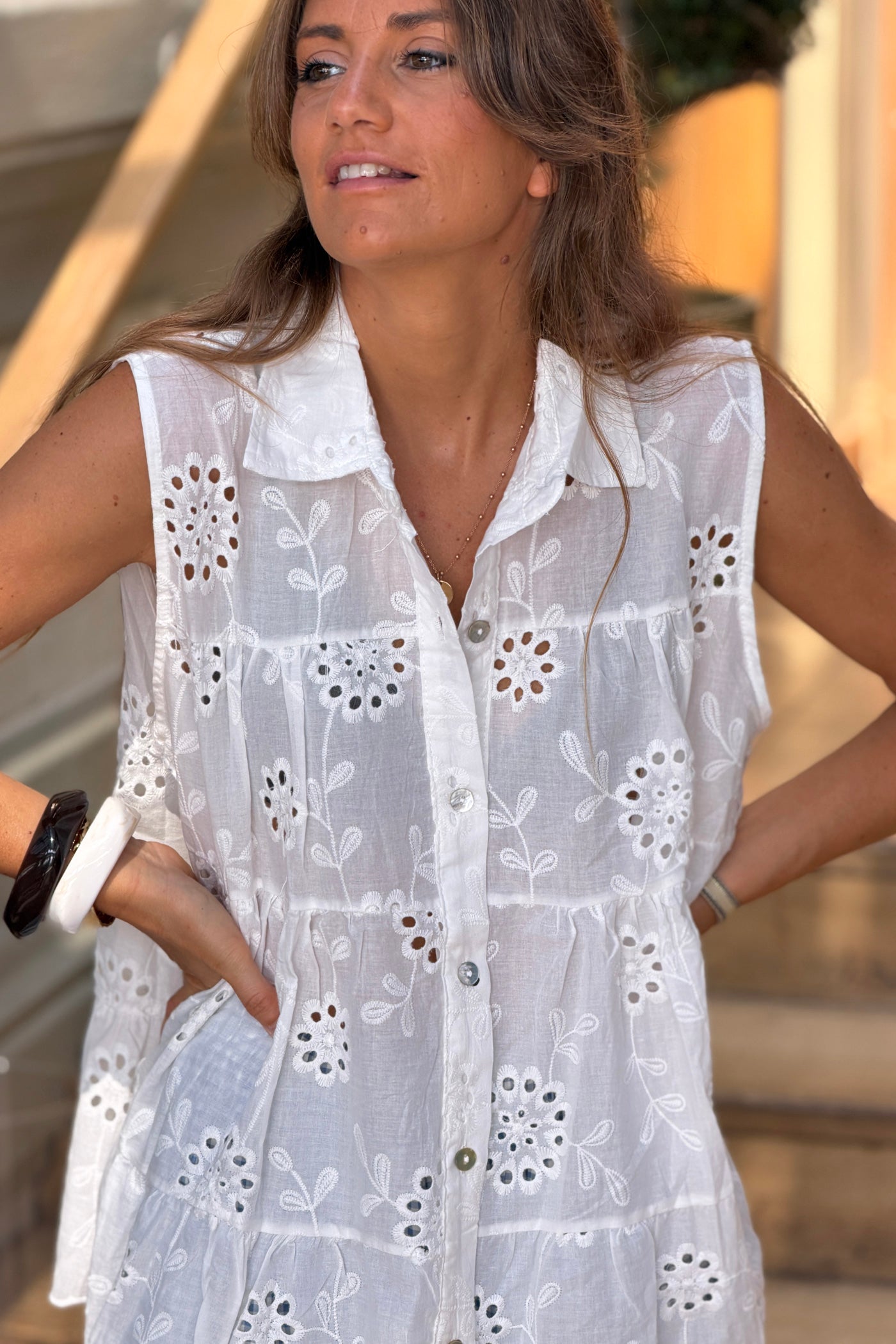 Blouse sans manches blanche à boutons fleurs en broderie anglaise