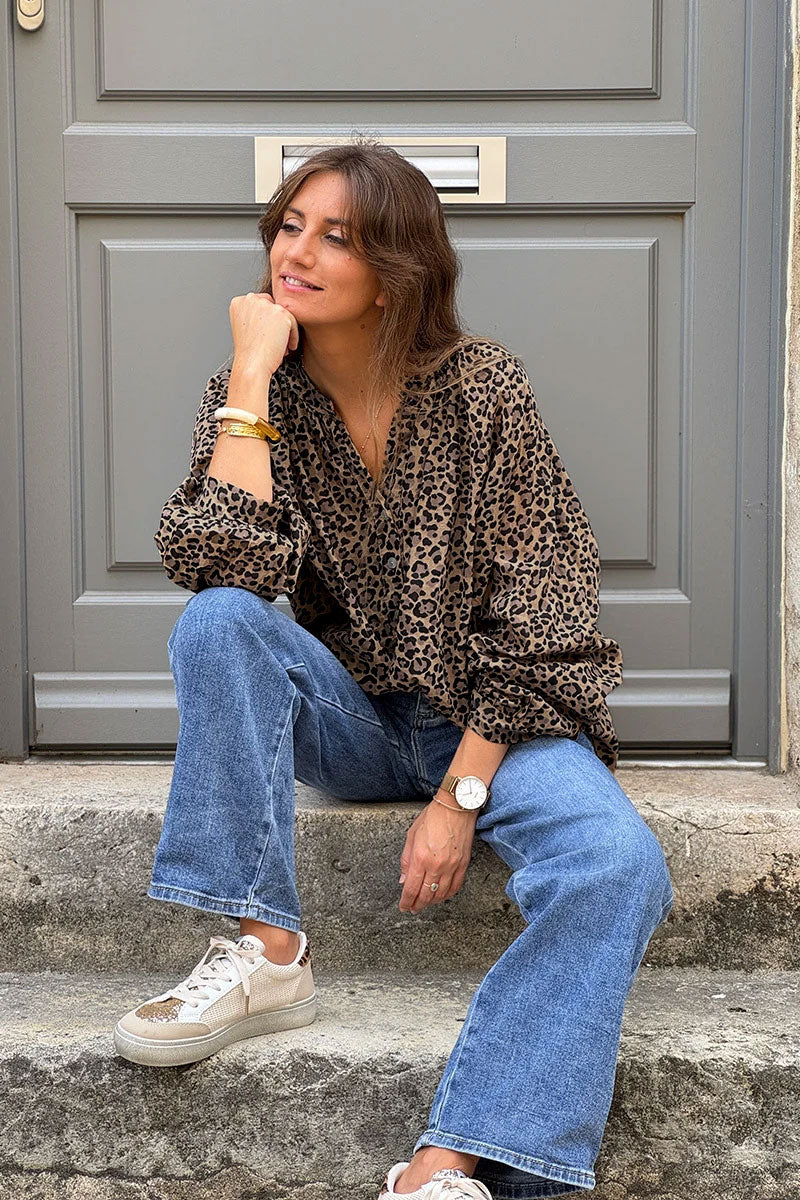 Blouse taupe imprimé léopard en gaze de coton à col boutonné