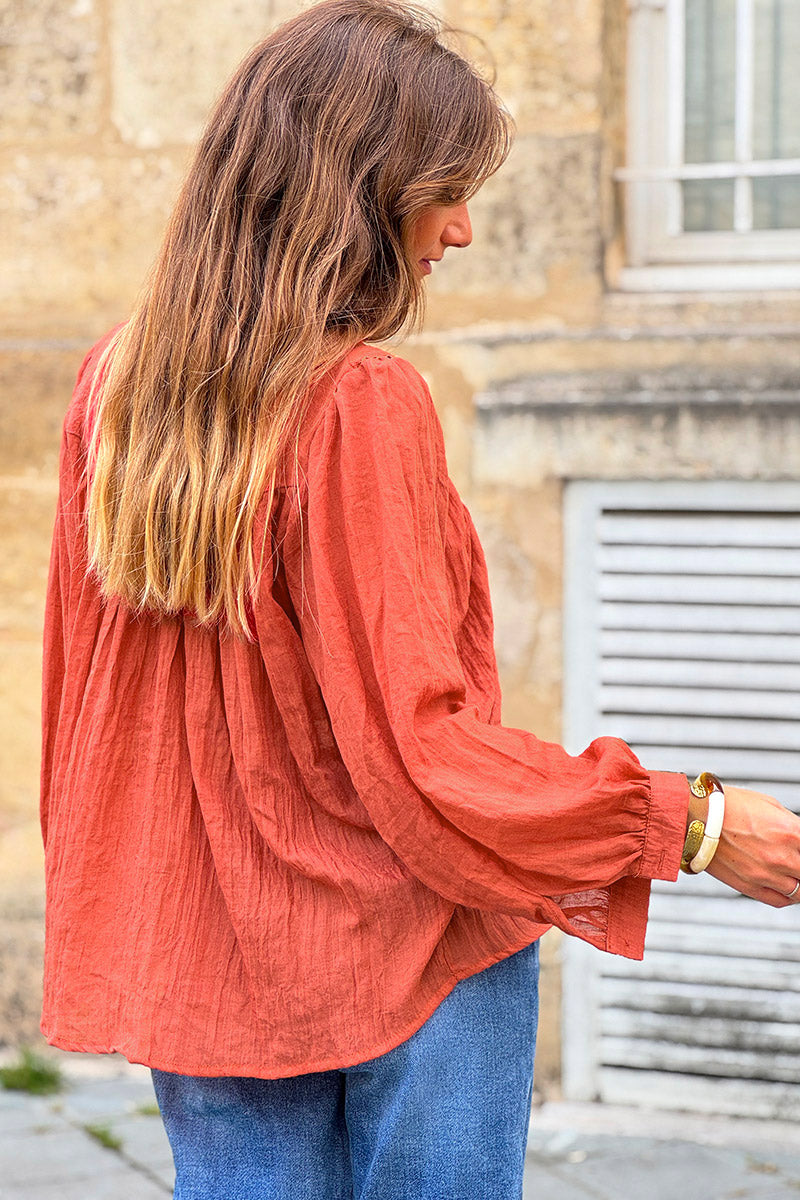 Blouse terracotta en coton a boutons col v broderie ajourée