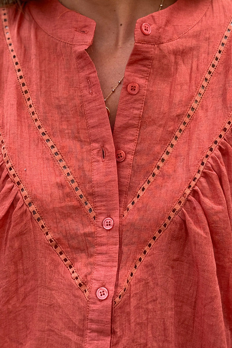 Blouse terracotta en coton a boutons col v broderie ajourée