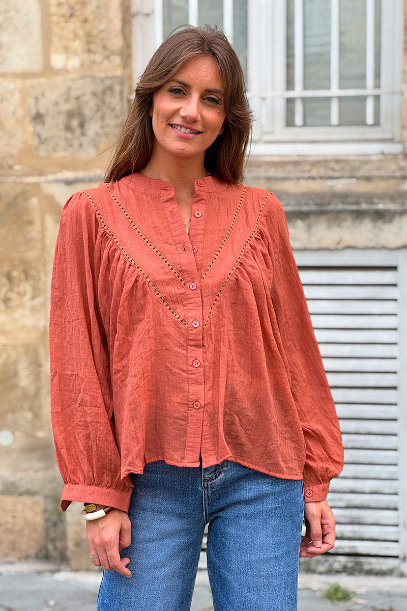 Blouse terracotta en coton a boutons col v broderie ajourée