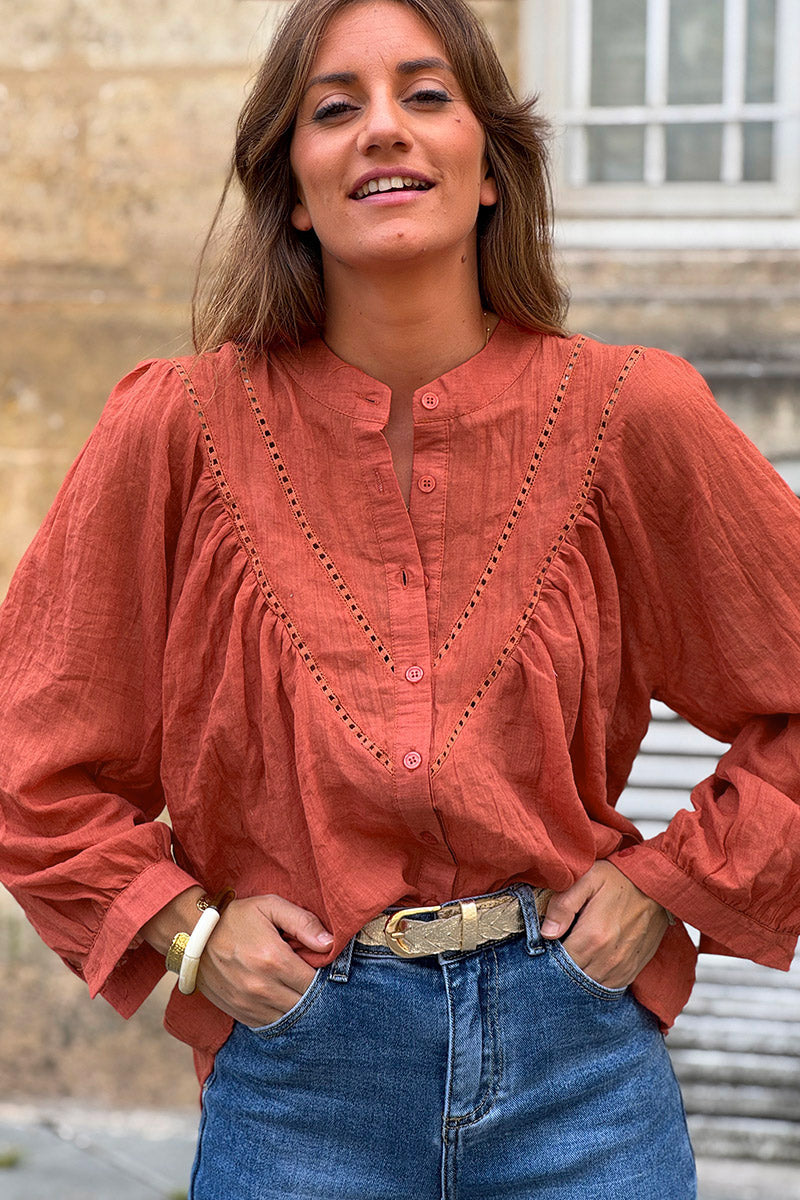 Blouse terracotta en coton a boutons col v broderie ajourée