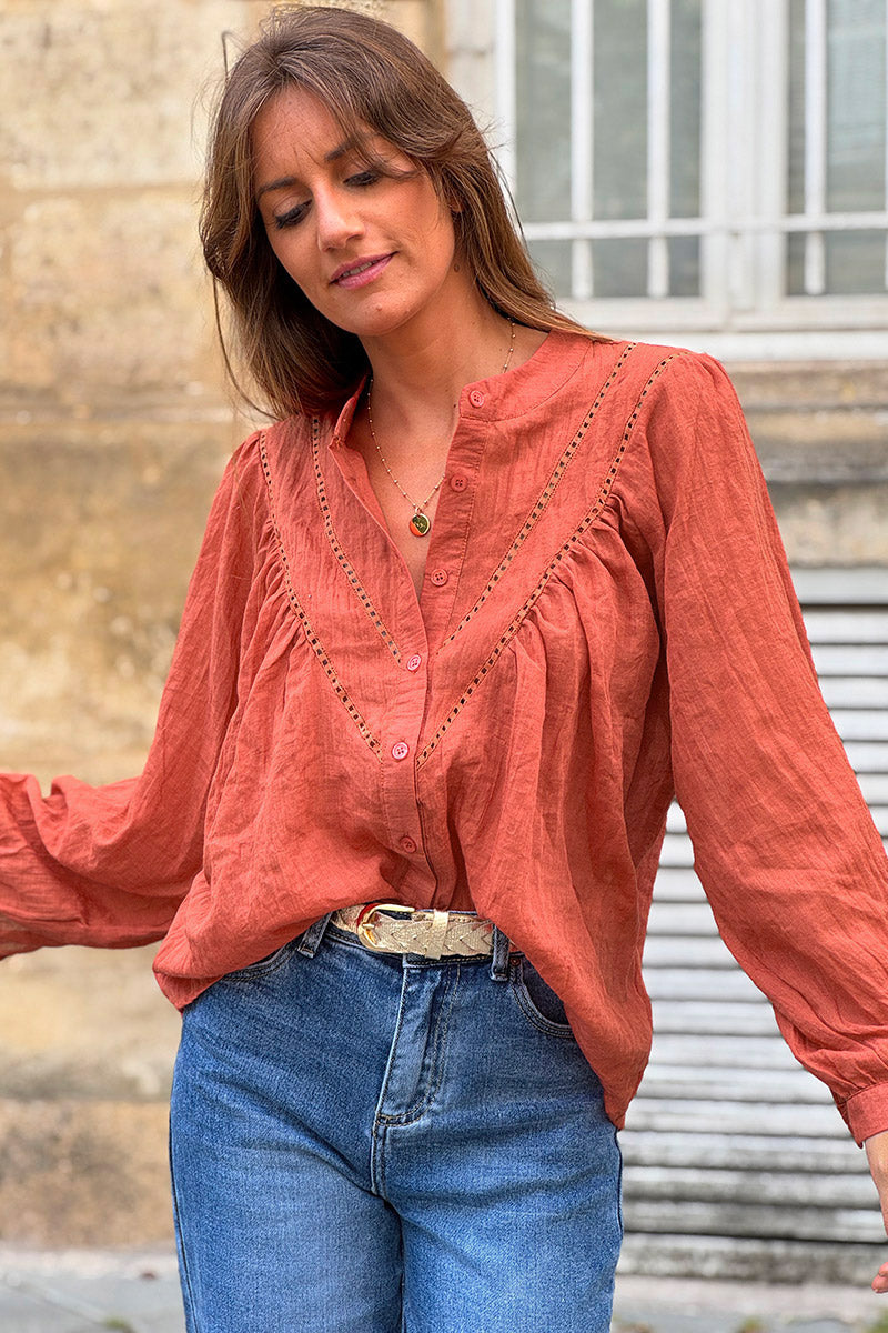 Blouse terracotta en coton a boutons col v broderie ajourée