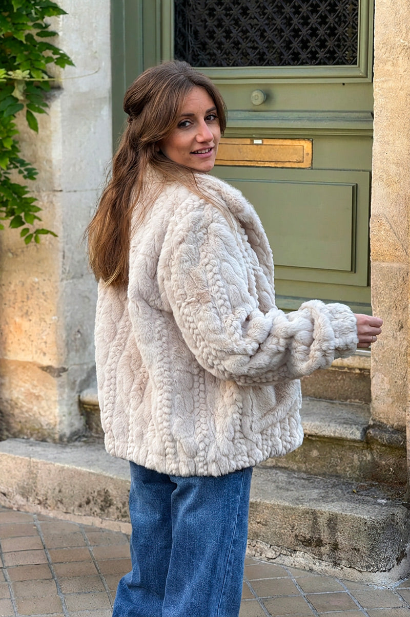 Blouson beige tout doux fausse fourrure torsadée avec boutons