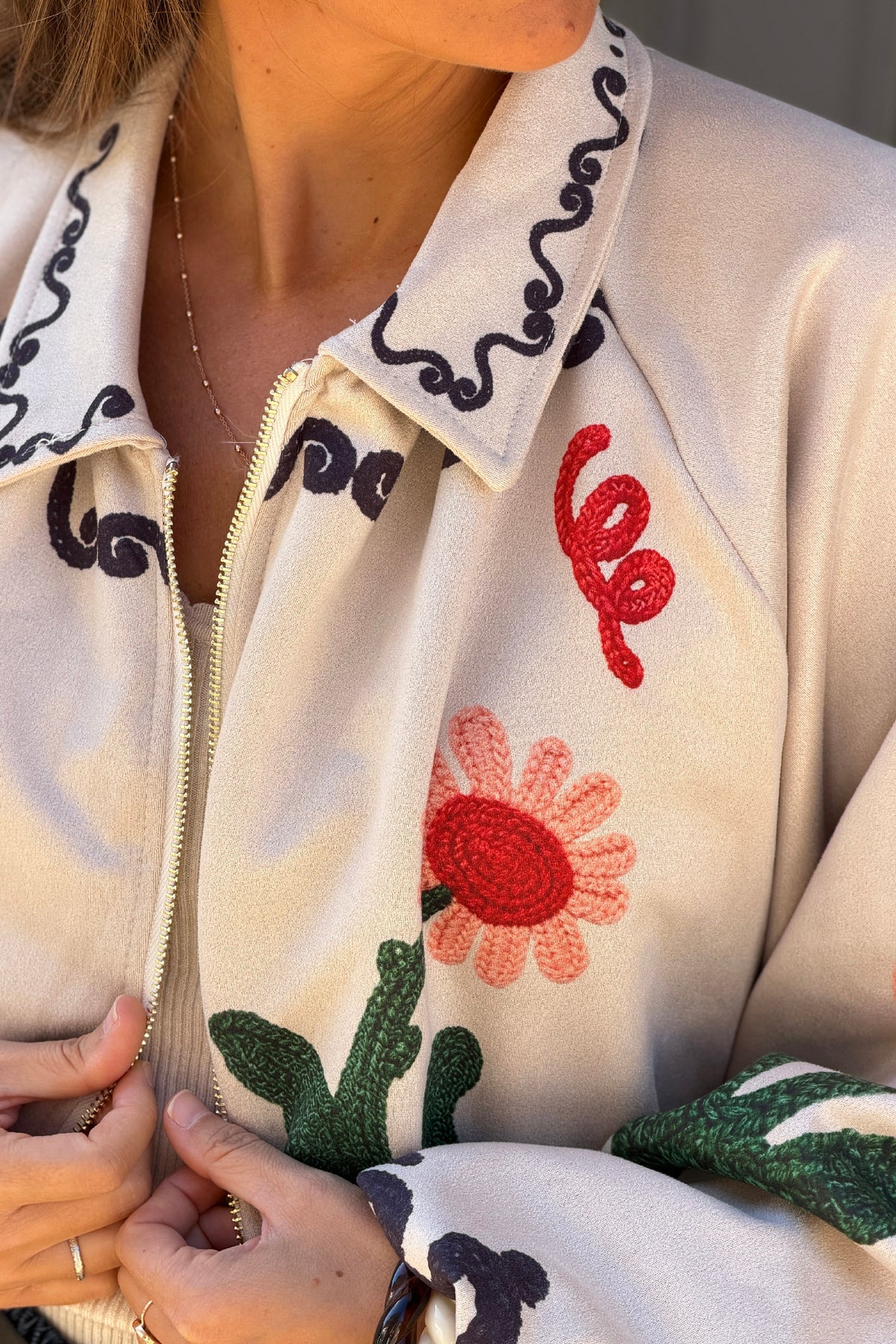 Blouson veste ballon beige en suédine imprimé effet broderie fleurs colorées et zip