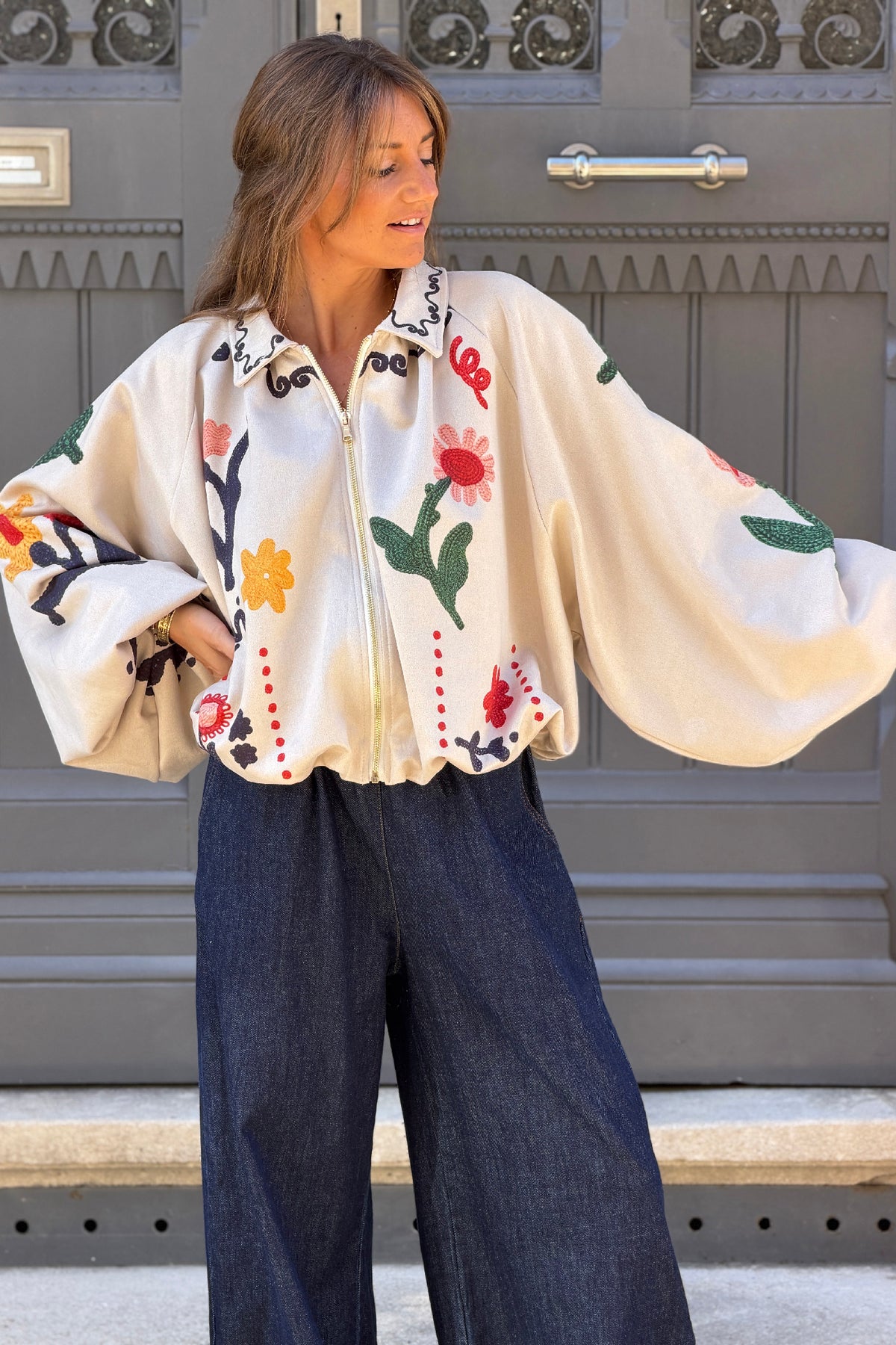 Blouson veste ballon beige en suédine imprimé effet broderie fleurs colorées et zip