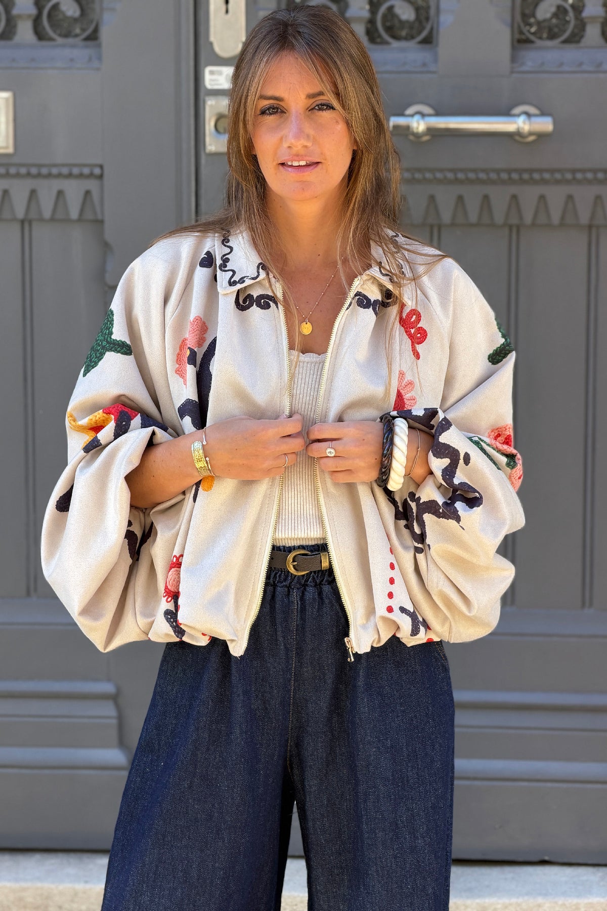 Blouson veste ballon beige en suédine imprimé effet broderie fleurs colorées et zip