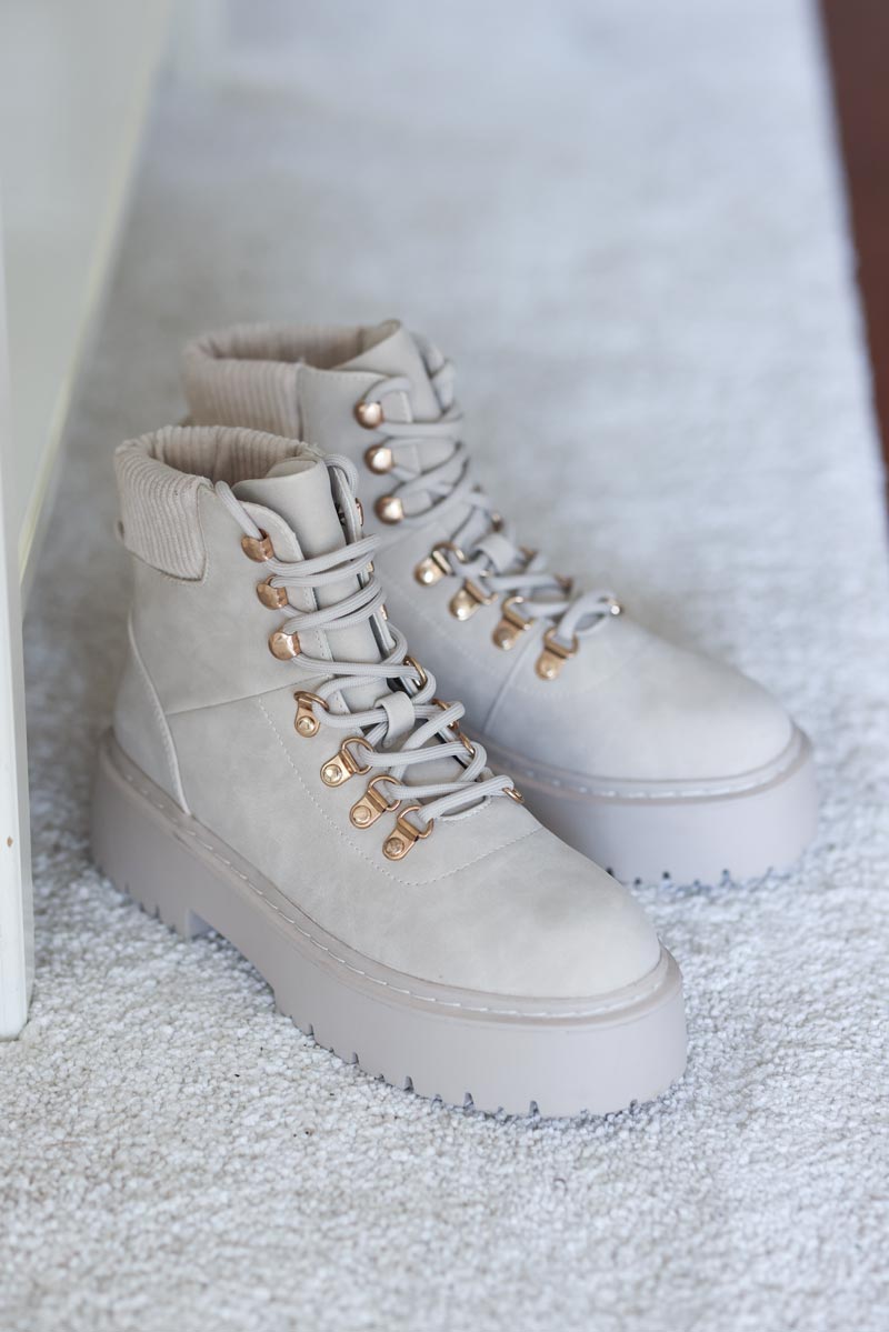 Boots beige lacets a crochets semelle epaisse E098 (1)