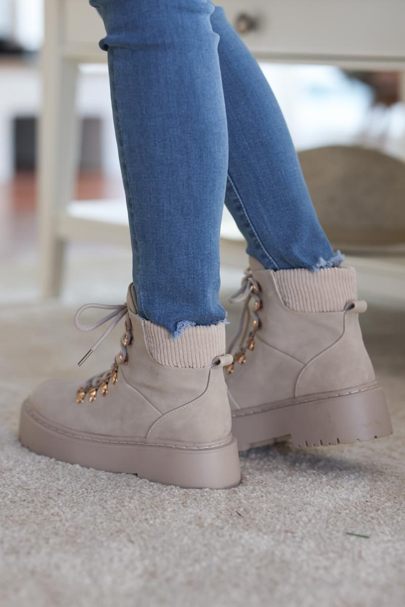 Boots beige lacets a crochets semelle epaisse E098 (1)