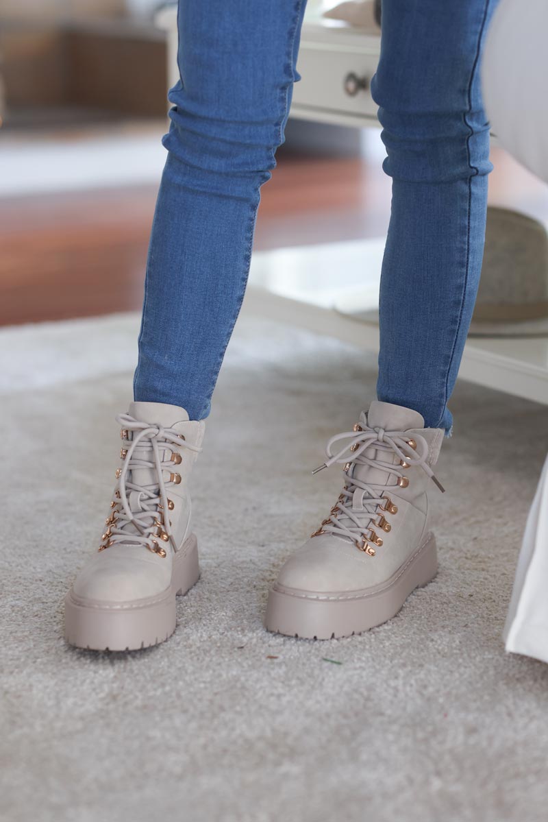 Boots beige lacets a crochets semelle epaisse E098 (1)
