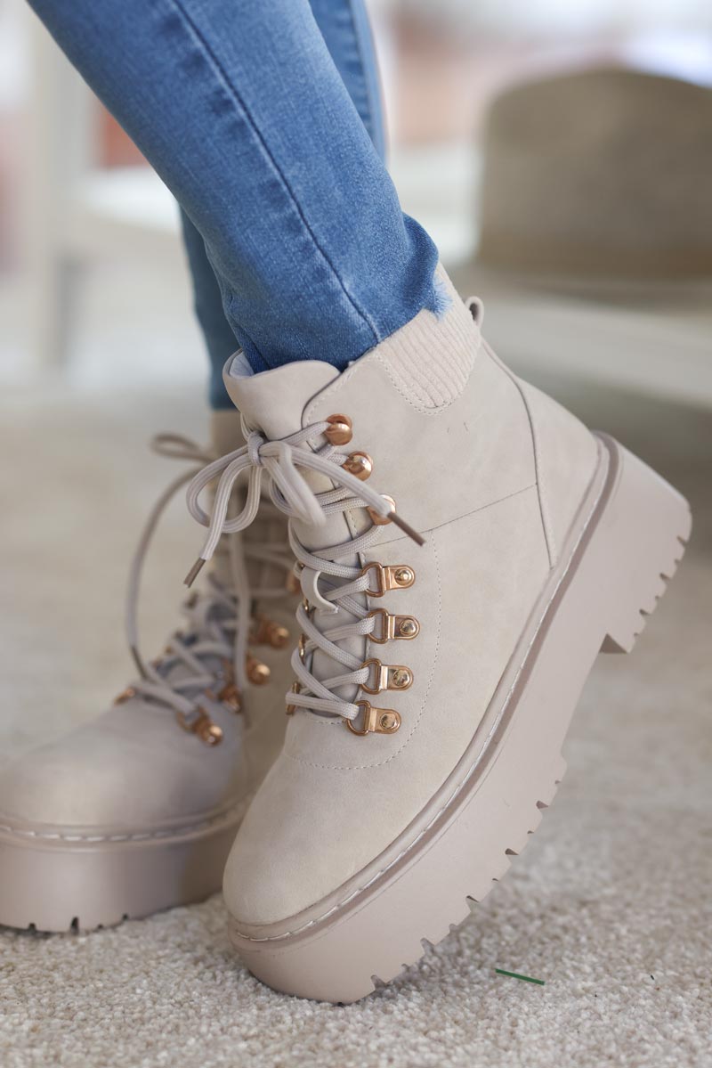 Boots beige lacets a crochets semelle epaisse E098 (1)