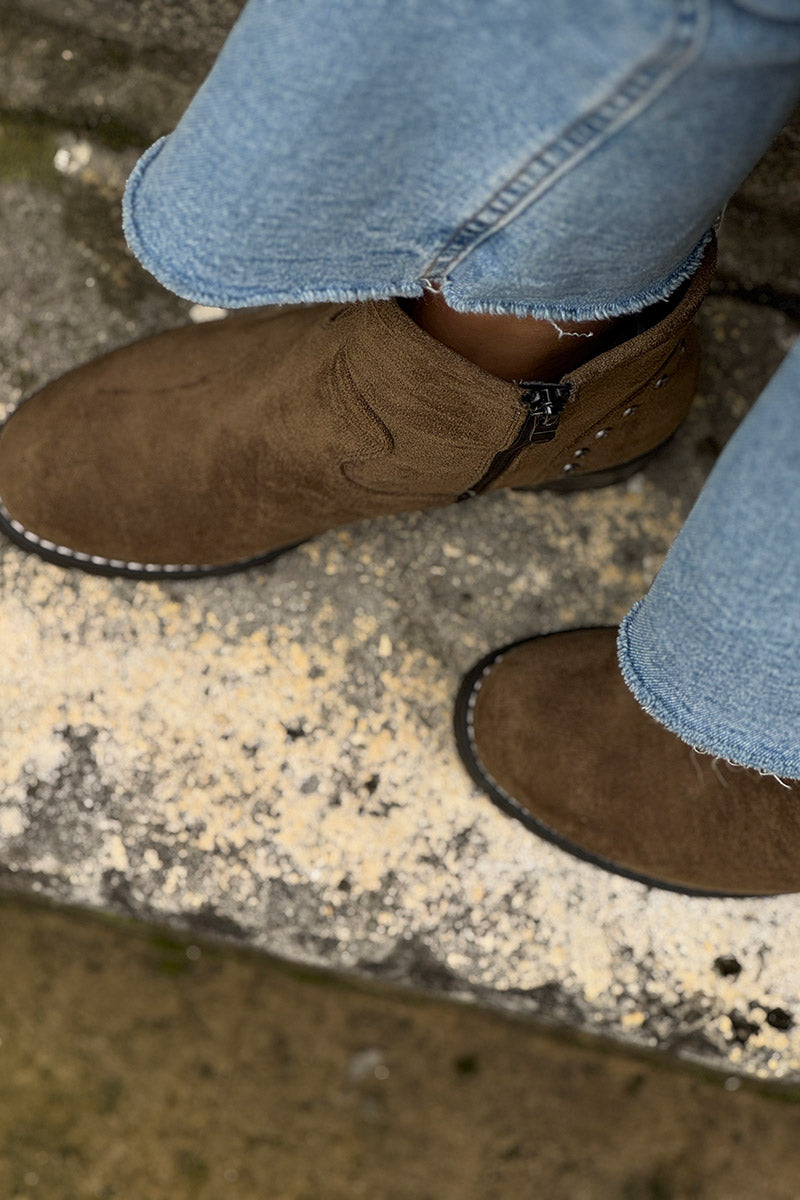 Boots kaki à talons crantés avec détails boucles et clous