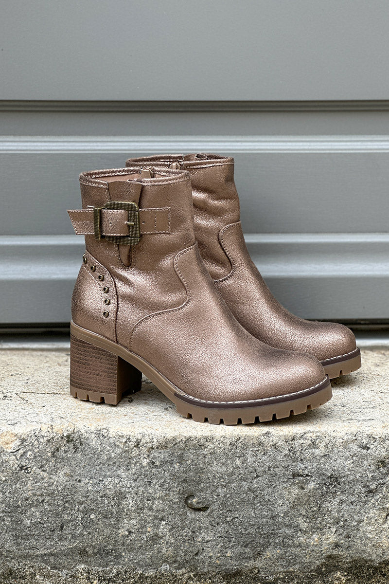 Boots marron brillantes effet bronze à talons crantés avec détails boucles et clous