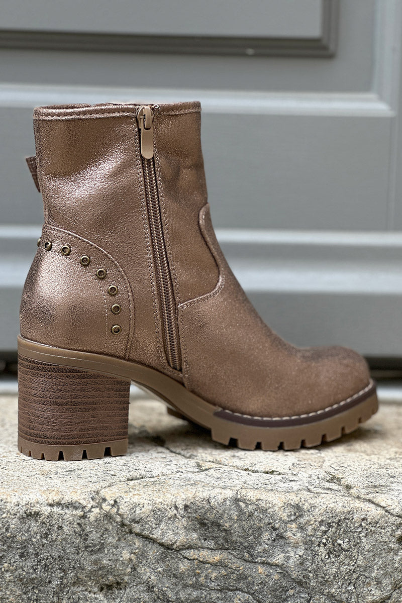 Boots marron brillantes effet bronze à talons crantés avec détails boucles et clous