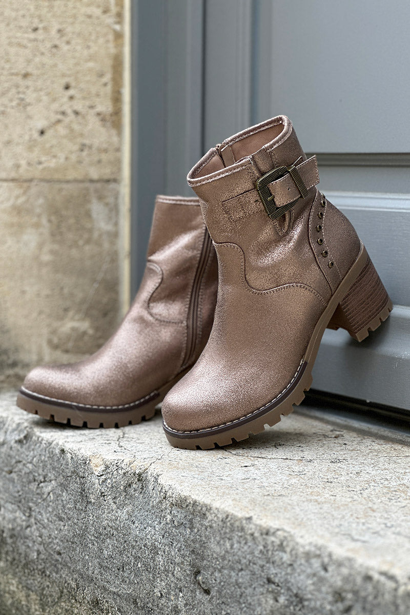 Boots marron brillantes effet bronze à talons crantés avec détails boucles et clous