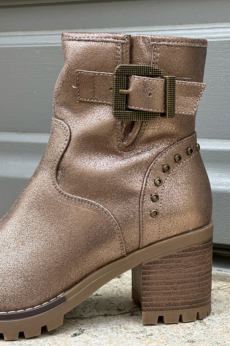 Boots marron brillantes effet bronze à talons crantés avec détails boucles et clous