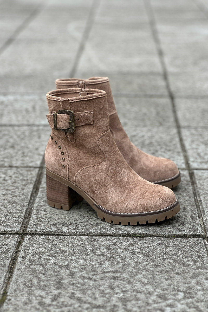 Boots taupe à talons crantés avec détails boucles et clous