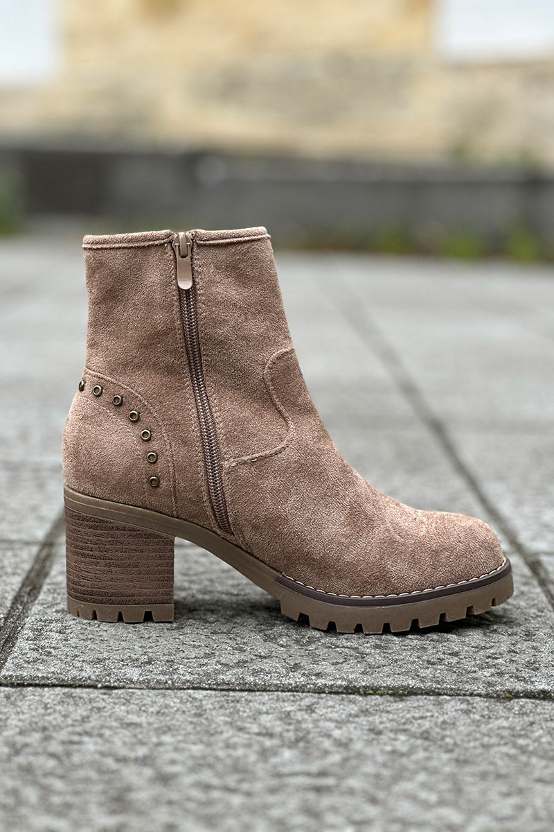 Boots taupe à talons crantés avec détails boucles et clous