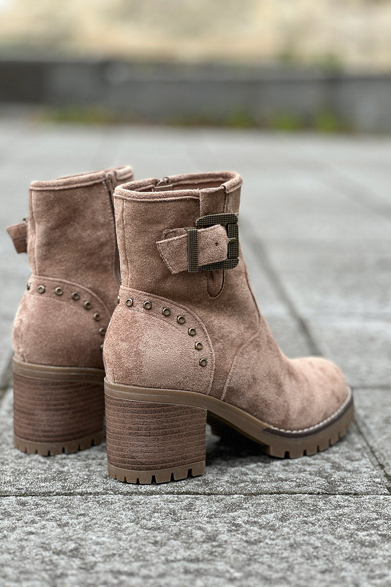 Boots taupe à talons crantés avec détails boucles et clous