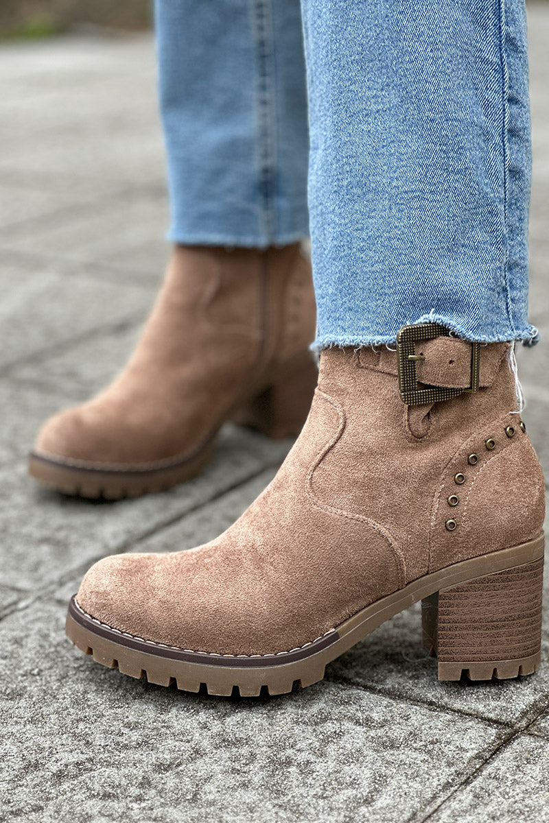 Boots taupe à talons crantés avec détails boucles et clous