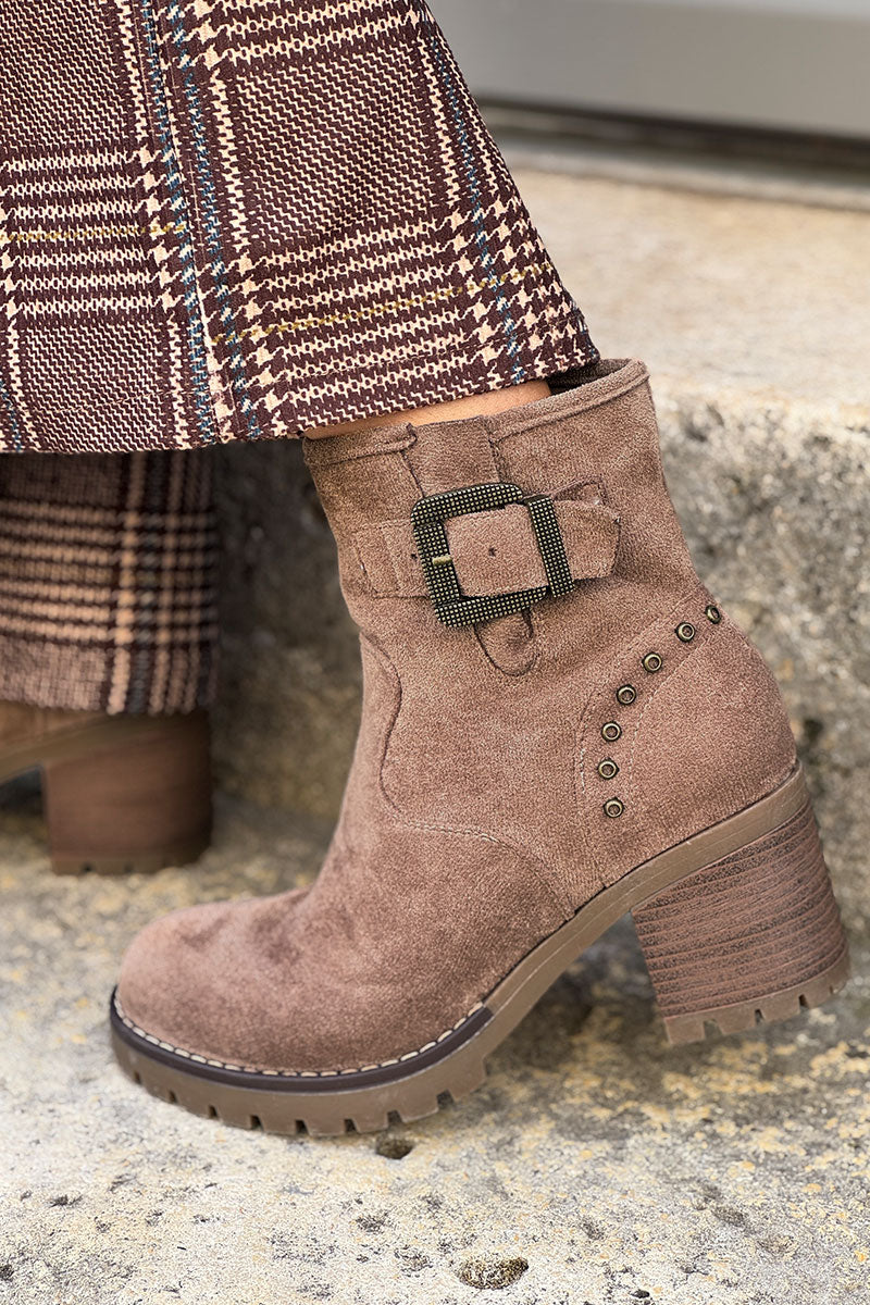 Boots taupe à talons crantés avec détails boucles et clous