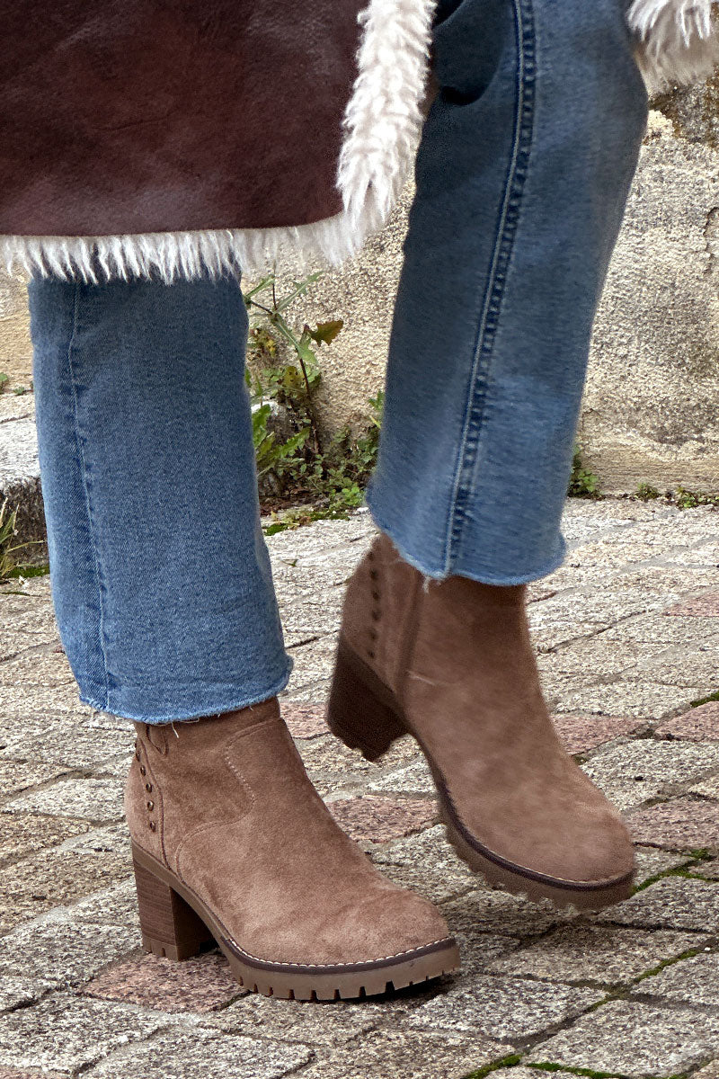 Boots taupe à talons crantés avec détails boucles et clous
