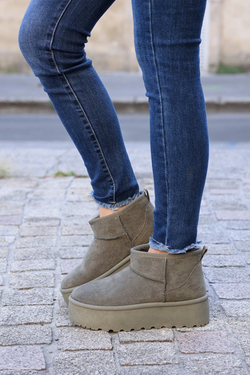 Botas bajas con plataforma forradas en pelo caqui