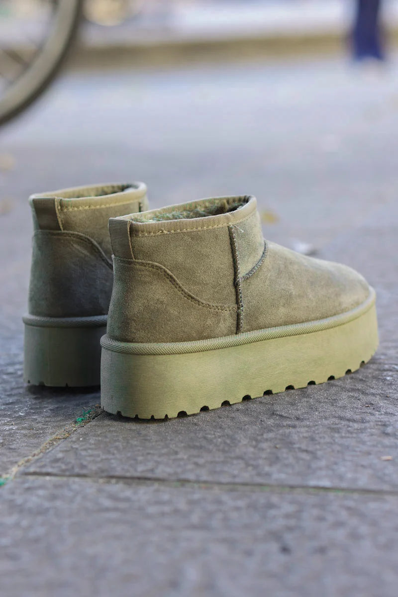 Botas bajas con plataforma forradas en pelo caqui