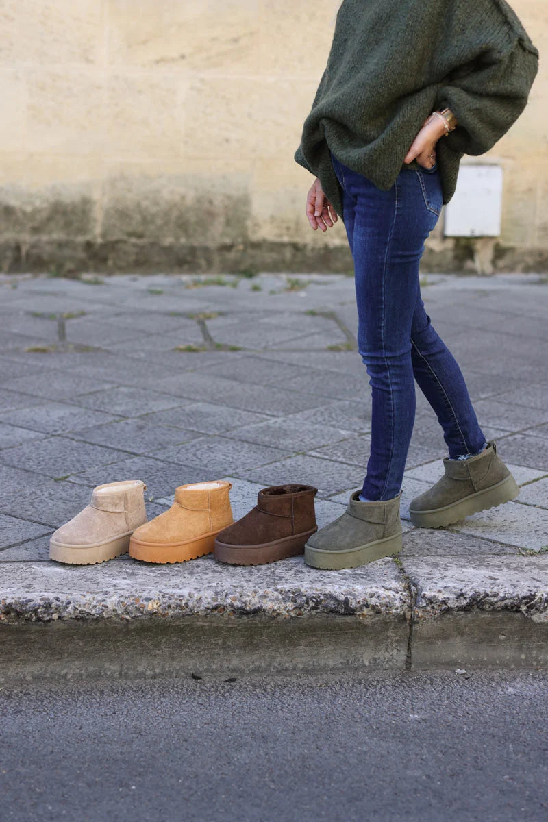 Botas bajas con plataforma forradas en pelo caqui