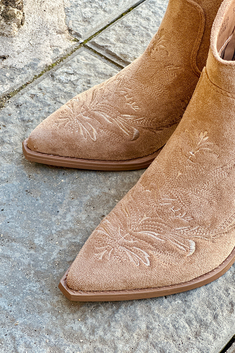 Bottines beige style santiags basse à talon broderie fleurs