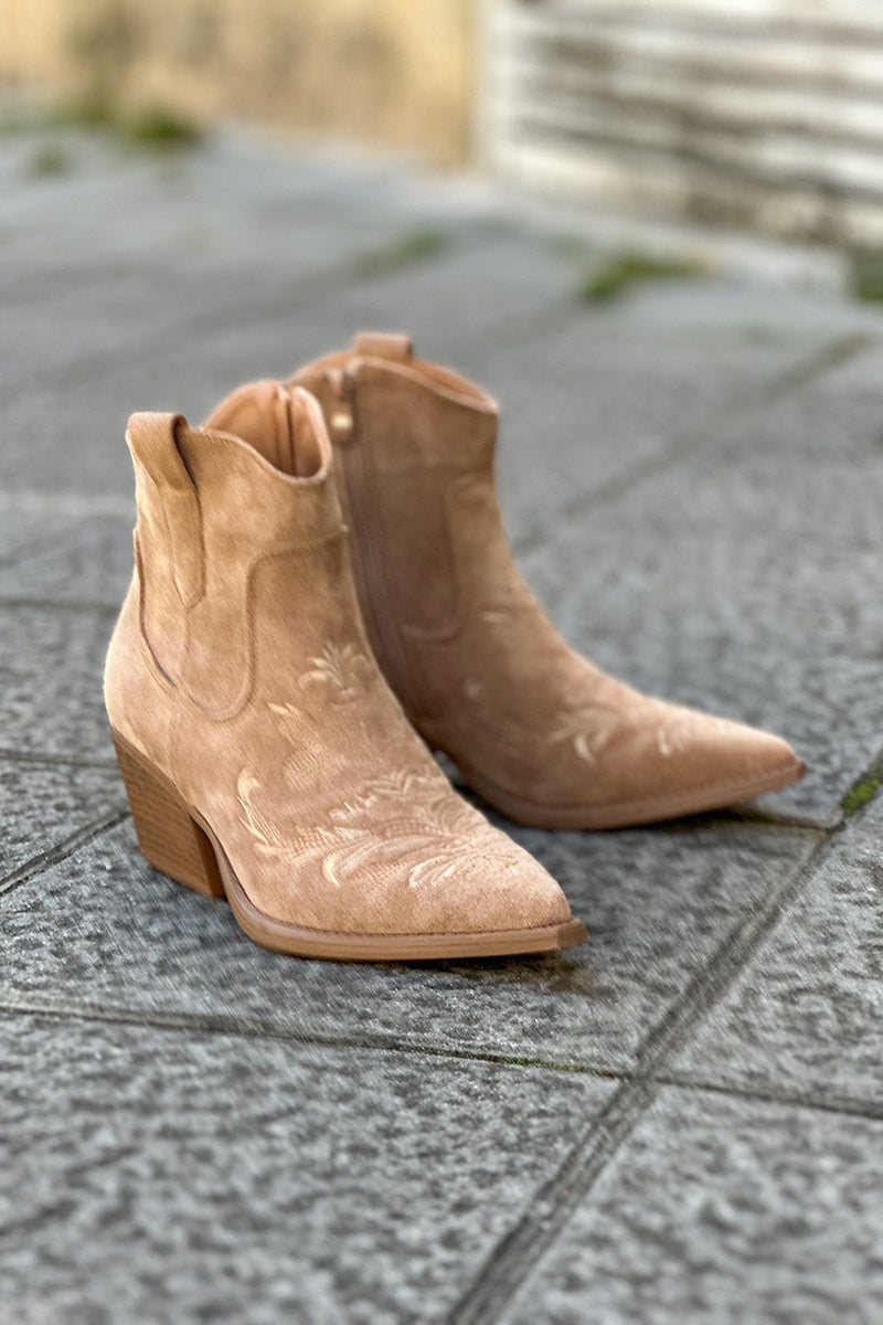 Bottines beige style santiags basse à talon broderie fleurs