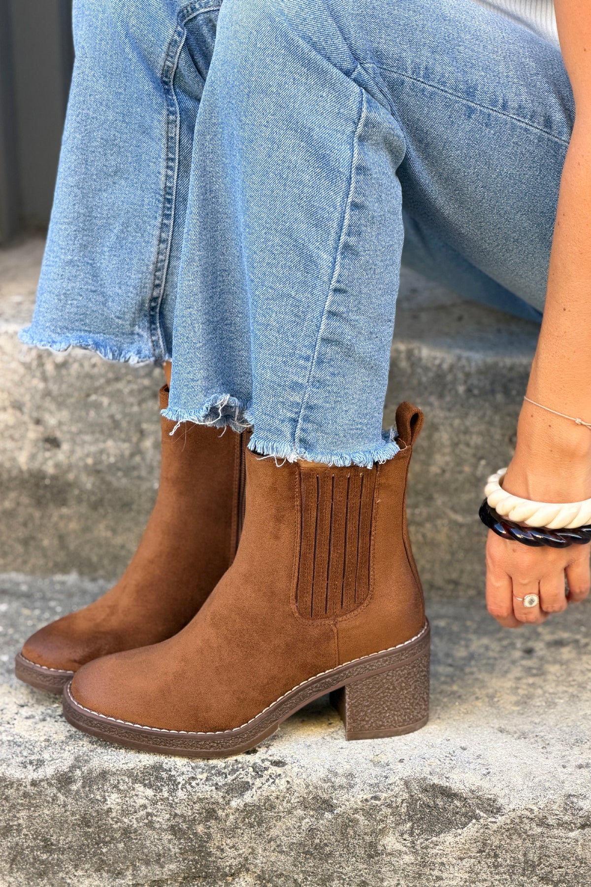 Bottines chelsea effet daim camel à talons