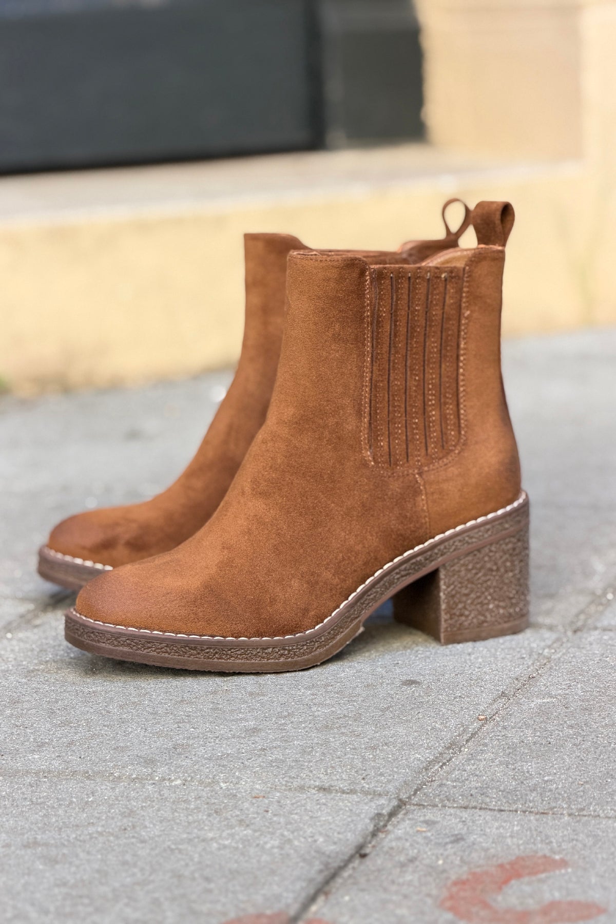 Bottines chelsea effet daim camel à talons
