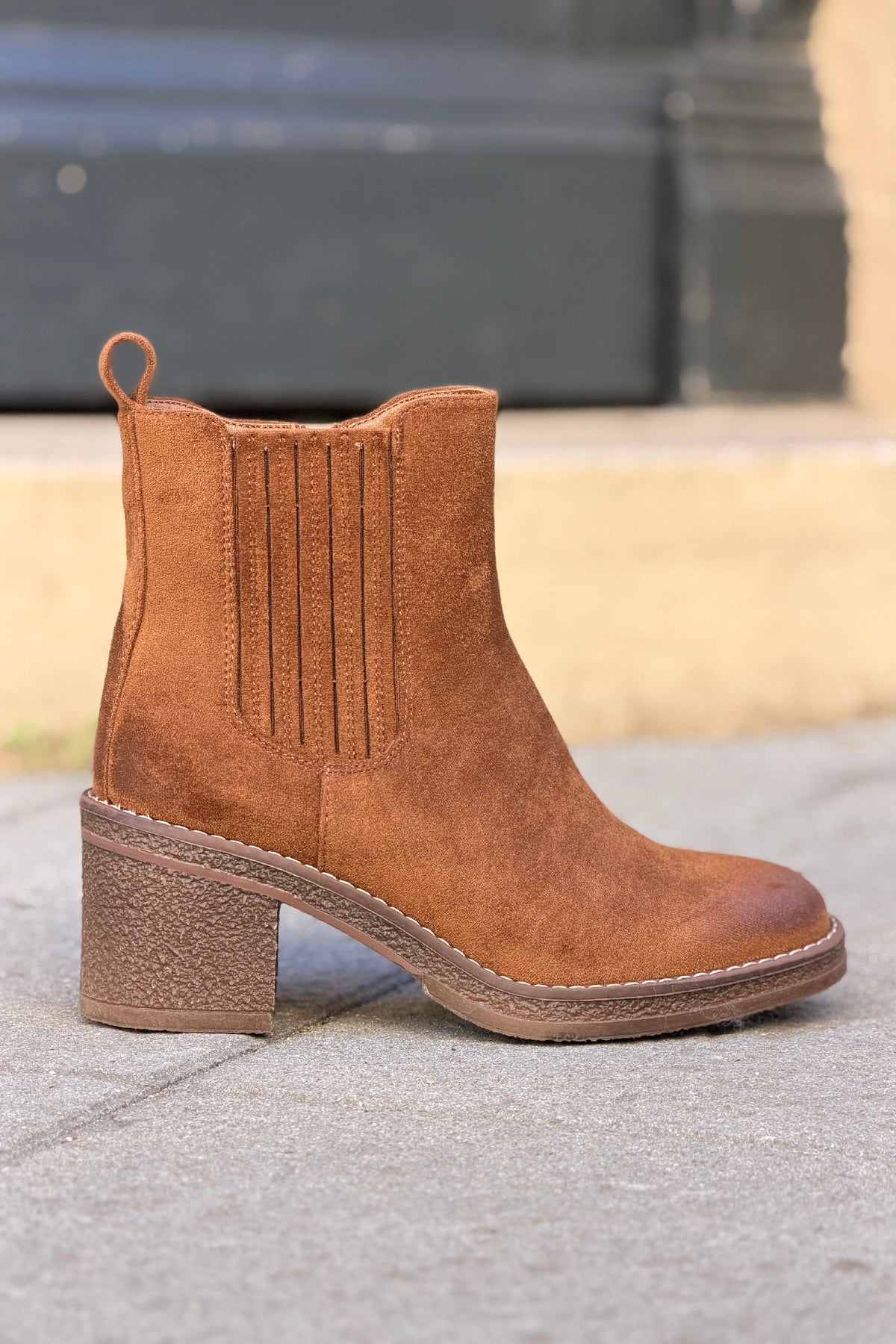 Bottines chelsea effet daim camel à talons