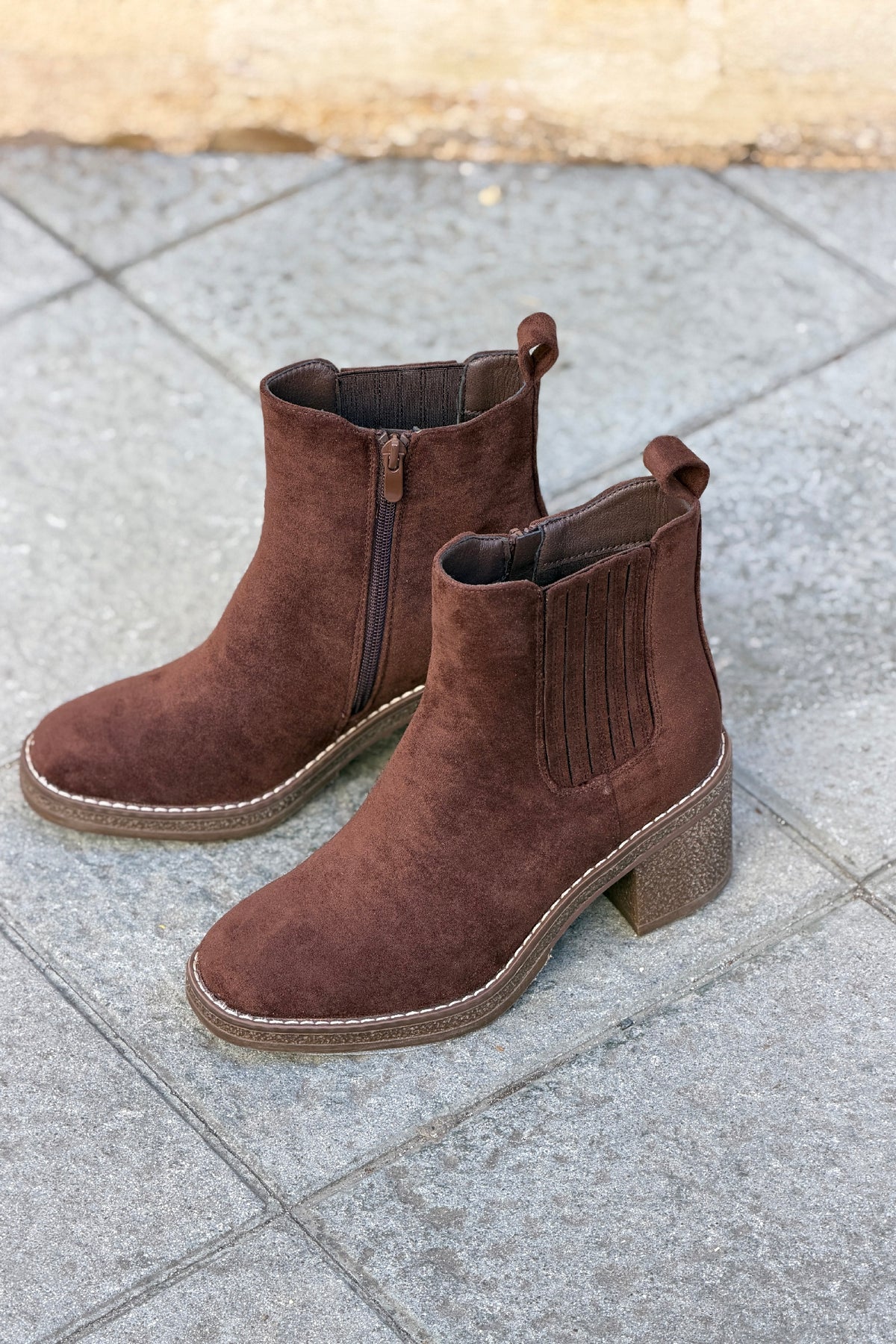 Bottines Chelsea effet daim marron chocolat à talons