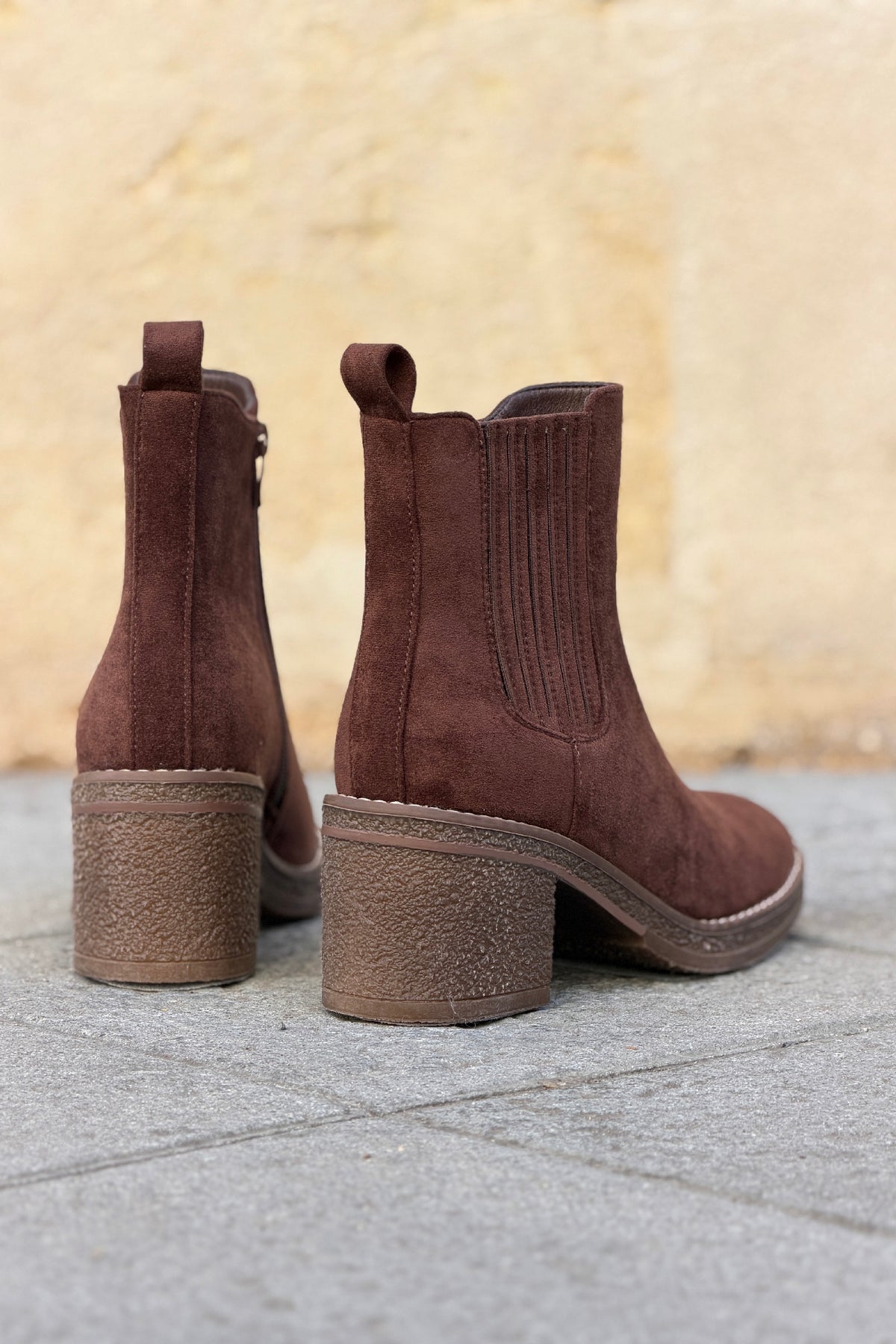 Bottines Chelsea effet daim marron chocolat à talons